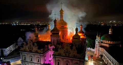 Ataque a mosteiro de Kyiv é “crime contra a humanidade, a história e o cristianismo” Mosteiro das Grutas de Kiev (Kyiv Pechersk Lavra), um dos mais importantes santuários do cristianismo ortodoxo. Foto @JayinKyiv
