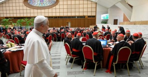 Leão XIV pede apoio "forte, explícito e público" dos cardeais O Papa Leão XIV chega à aula Paulo VI, no início do consistório extraordinário, 26 junho 2026. Foto Vatican Media