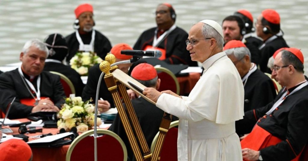 O Papa Leão XIV falar durante a sessão de abertura do consistório extraordinário, 26 junho 2026. Foto Vatican Media c