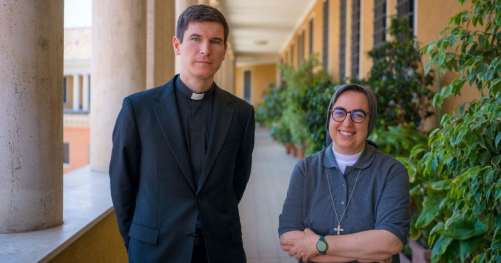 Padre Jozef Barlaš com irmã Alessandra Smerilli. Foto Vatican Media