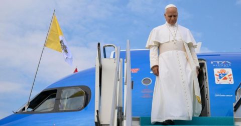 O que encontrará Leão XIV em Espanha? Papa Leão XIV à saída do avião da ITA Airways. Foto Vatican Media