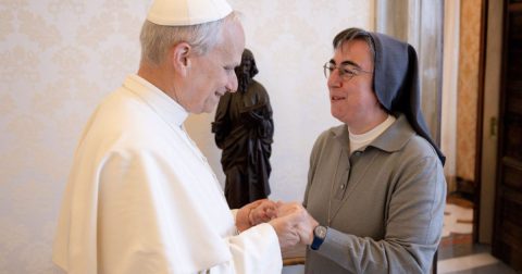 Irmã Alessandra Smerilli: a economista salesiana que o Papa escolheu para liderar o Desenvolvimento Humano Integral Papa Leão XIV com irmã Alessandra Smerilli. Foto Vatican Media