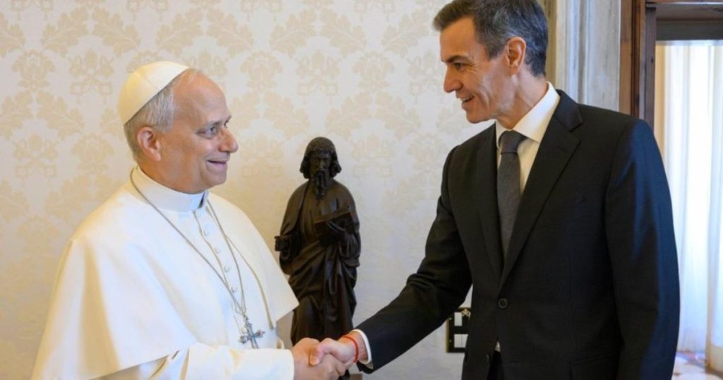 Papa Leão XIV o presidente do Governo da Espanha, Pedro Sánchez Pérez-Castejón, nesta quarta-feira (2705), no Vaticano.. Foto Vatican Media