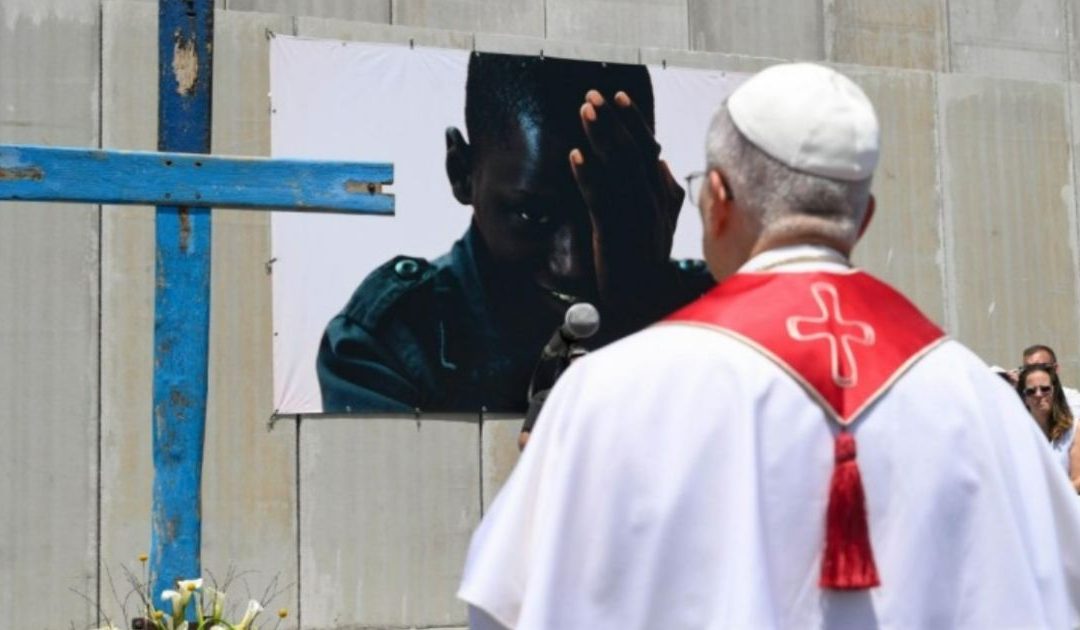 “Os pobres não são uma distração para a Igreja”, escreve Leão XIV