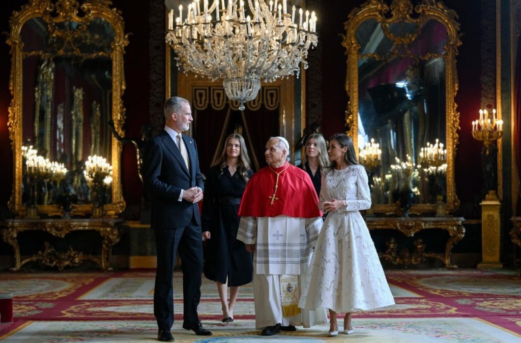 No Palácio Real, respondeu às boas-vindas de Filipe VI, pedindo diálogo contra a polarização. Foto © Vatican Media Leão XIV