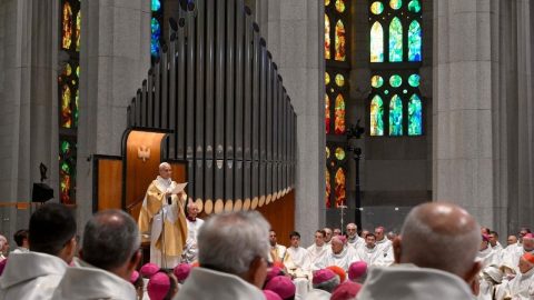 Papa na Sagrada Família: “Não podemos acreditar em Jesus e promover a guerra” Papa Leão XIV celebrou a missa na Basílica da Sagrada Família, em Barcelona, 100 anos depois da morte de Gaudí. Foto © Vatican Media. Espanha