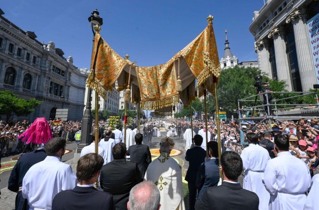 Por 800 metros, o Papa Leão XIV percorreu em procissão o centro de Madrid. Foto © Vatican Media. Espanha 