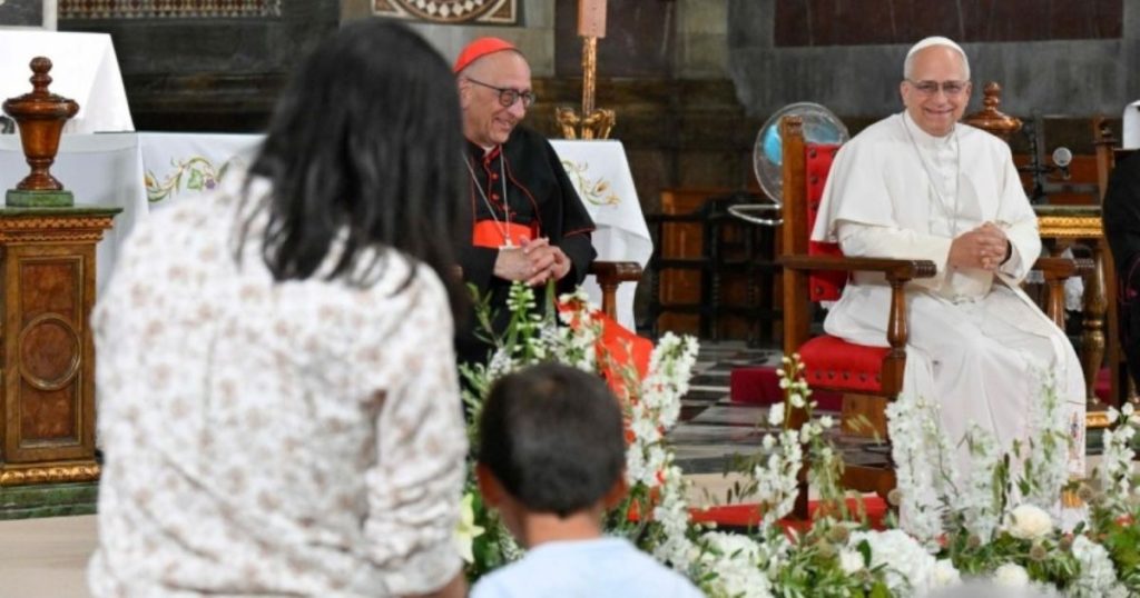 Renzo, um menino de 6 anos, faz perguntas ao Papa. Foto Vatican Media
