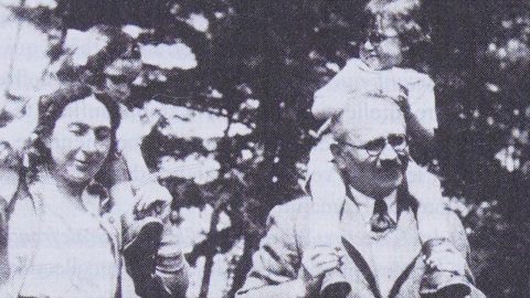 “Prezava a verdade" Marc Bloch, a sua mulher Simonne Vidal e os seus dois filhos mais novos (cerca de 1932, com base na idade das crianças). Foto de autor desconhecido, Domínio público, via Wikimedia Commons. História historiador França