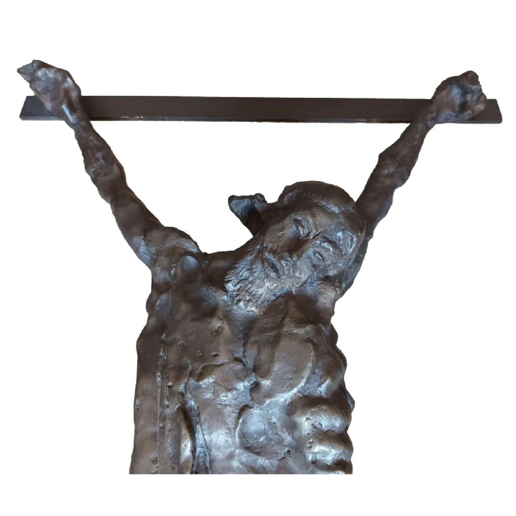 A arte sacra não nascia de manuais, mas do chão da história, dizia José Rodrigues. “Foi sobretudo a experiência da guerra. Os meus Cristos vêm daí”. Foto: Direitos reservados. escultura crucifixos