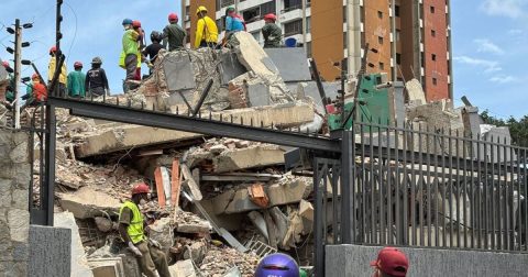© OchaLuisana Solano Equipes de resgate vasculham os escombros de um prédio que desabou em um subúrbio de Caracas após o terremoto na Venezuela