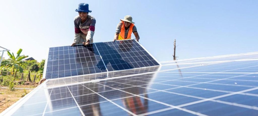 © UNDP Cambodia Manuth Buth Instalação de energia solar em uma comunidade rural na província de Ratanakiri, no Camboja