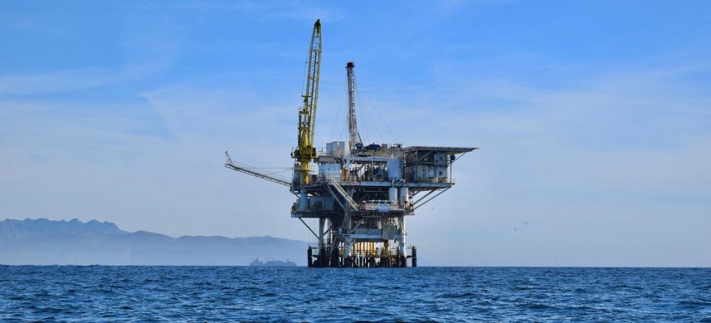 © Unsplash Zach Theo Oito maiores empresas do setor petrolífero registraram um lucro extra de US$ 6,5 bilhões apenas no primeiro trimestre deste ano