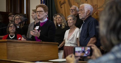 Líderes religiosos dos EUA acusam ICE de conduzir “campanha de terror” contra imigrantes A bispa Sue Briner, do Sínodo do Sudoeste do Texas da Igreja Evangélica Luterana na América, discursou contra as atividades do ICE no Texas. foto Aiden GonzalezThe Texas Tribune