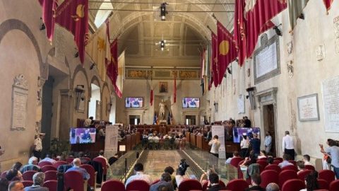 Prémios Nobel, cientistas e lideres religiosos preocupados com a ligação entre a IA e as armas atómicas Capitólio de Roma