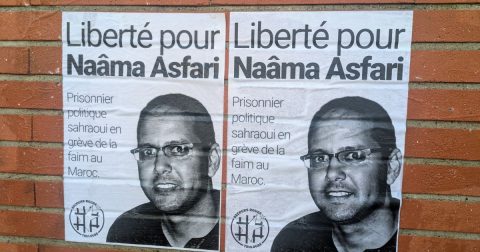 Cartazes afixados em Toulouse (França), pedindo a libertação de Naâma Asfari. Foto Secours Rouge Toulouse