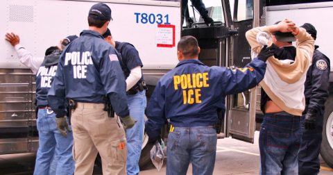 Bispos dos Estados Unidos criticam operações da ICE contra migrantes Elementos da ICE em ação de detenção. Foto ICE
