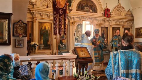 Igreja Ortodoxa da Estónia tem seis meses para cortar com Moscovo Eugene Reshetnikov (de frente, com paramentos verdes), o primaz da Igreja estoniana dependente de Moscovo. Foto © Kodru, CC BY-SA 4.0 , via Wikimedia Commons. ortodoxos Igreja Ortodoxa Cristã da Estónia