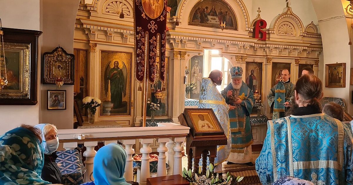 Eugene_(Reshetnikov)_in_Jõhvi_2021 Eugene Reshetnikov (de frente, com paramentos verdes), o primaz da Igreja estoniana dependente de Moscovo. Foto © Kodru, CC BY-SA 4.0 , via Wikimedia Commons. ortodoxos Igreja Ortodoxa Cristã da Estónia
