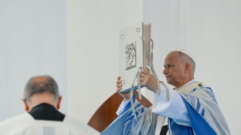 Leão XIV em Lampedusa: “Não há amor a Deus sem amor ao próximo, e não há próximo se eu não me aproximar” Treze anos depois, um Papa volta a esta ilha italiana onde, desde há anos, chegam vivos e mortos dezenas de milhares de migrantes na esperança de encontrarem uma porta para a Europa. Primeiro Francisco, agora Leão. Hoje como ontem o mesmo drama. Foto © Vatican Media, via Agência Ecclesia. Lampedusa Itália