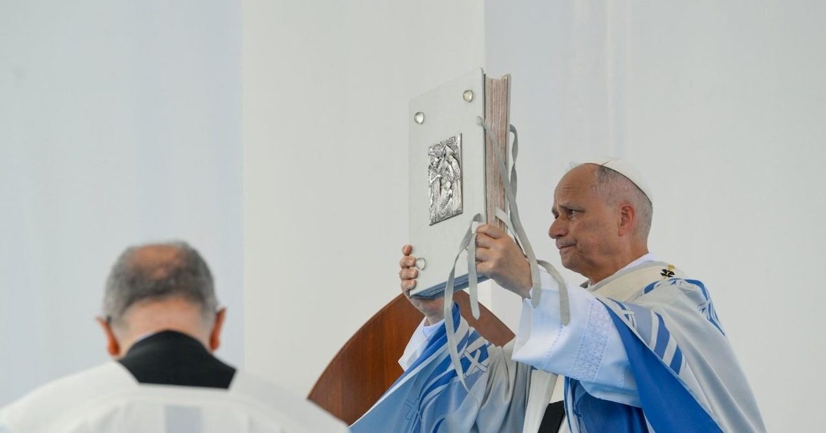 Leão_Lampedusa_VM1 Treze anos depois, um Papa volta a esta ilha italiana onde, desde há anos, chegam vivos e mortos dezenas de milhares de migrantes na esperança de encontrarem uma porta para a Europa. Primeiro Francisco, agora Leão. Hoje como ontem o mesmo drama. Foto © Vatican Media, via Agência Ecclesia. Lampedusa Itália