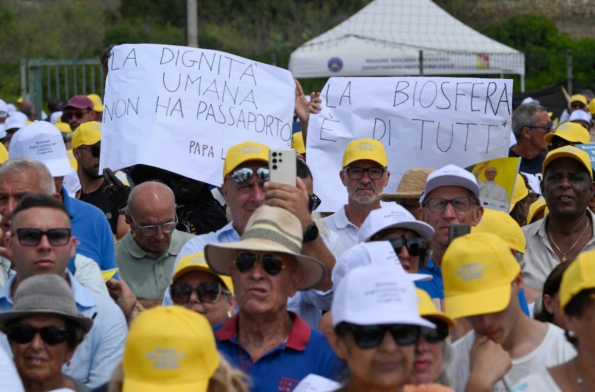 "A dignidade humana não usa passaporte", lê-se num cartaz. "Aqueles que perderam a vida neste mar são vítimas tanto de decisões que foram tomadas quanto de decisões que não foram tomadas", disse Leão XIV em Lampedusa. Foto © Vatican Media, via Agência Ecclesia.