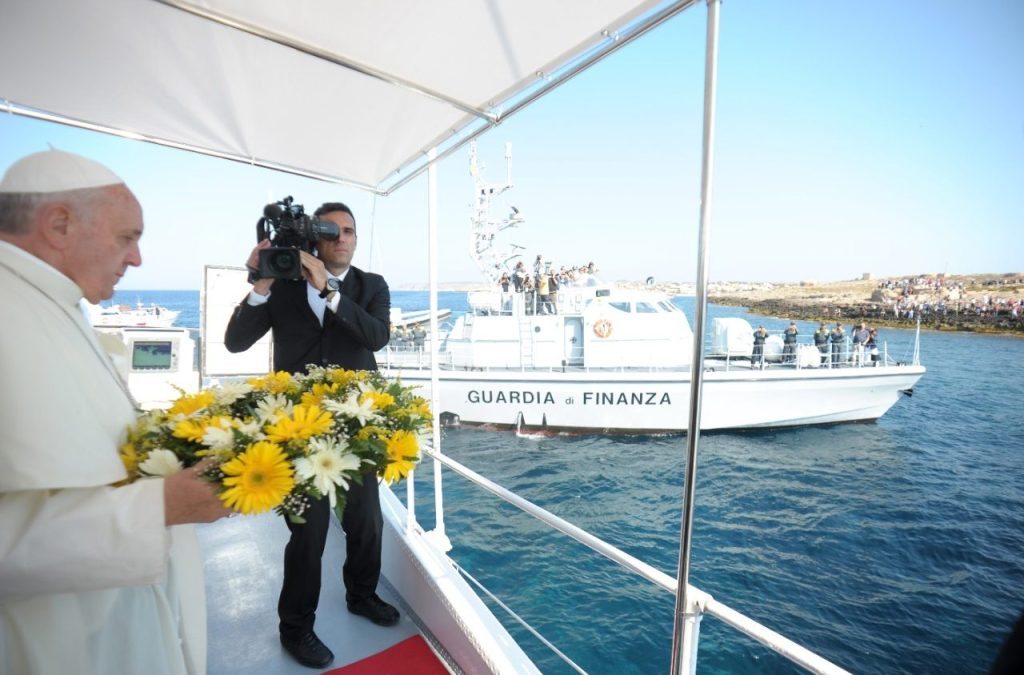 O lançamento de uma coroa de flores ao Mediterrâneo, a imagem simbólica da visita do Papa Francisco a Lampedusa. Foto Vatican Media