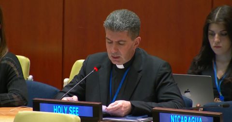 Santa Sé alerta para violação do direito humanitário em Gaza e reafirma apoio à ONU O padre Marco Formica, conselheiro da missão de observadores permanentes da Santa Sé junto à ONU, discursa na assembleia em Nova iorque, 30 junho 2026. Foto reproduzida a partir da transmissão