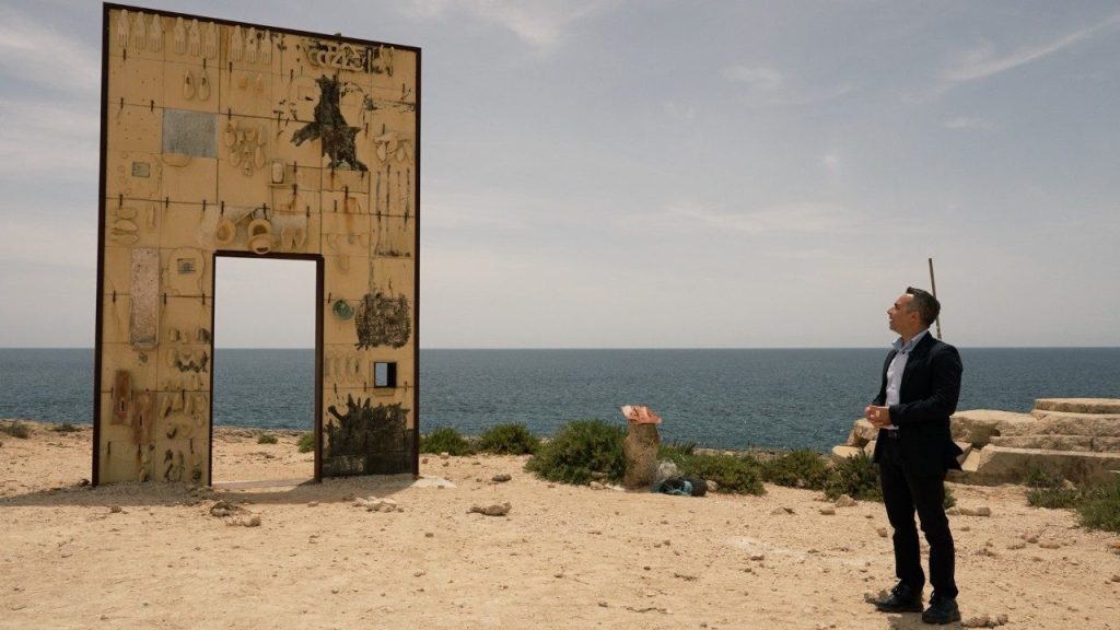 O prefeito de Lampedusa, Filippo Mannino, junto à Porta d'Europa