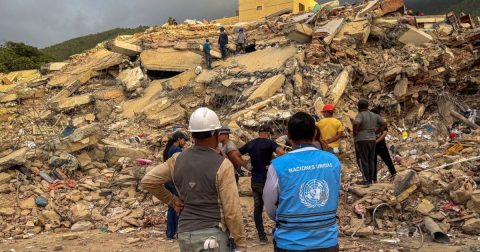 ‘v’ de Venezuela – onde estava Deus quando a terra tremeu? OchaVeronique Durroux As Nações Unidas estão apoiando os esforços de ajuda humanitária após o terremoto na Venezuela