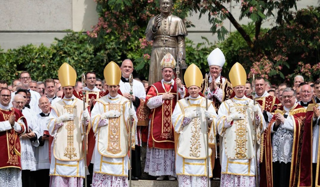 Fraternidade de São Pio X ordena quatro bispos, ignorando último apelo do Papa