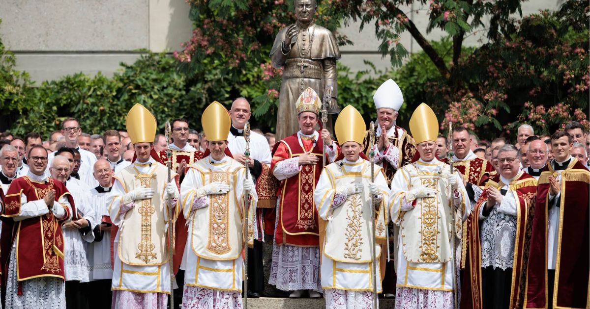 Os quatro novos bispos da Fraternidade de São Pio X. Foto SSPX