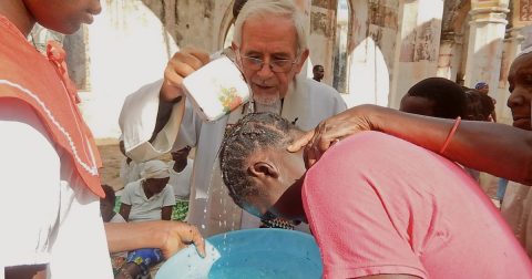 Padre Franco batiza jovem na igreja da Missão de Miruro, onde, há 100 anos, chegaram os primeiros Missionários da Consolata enviados para Moçambique