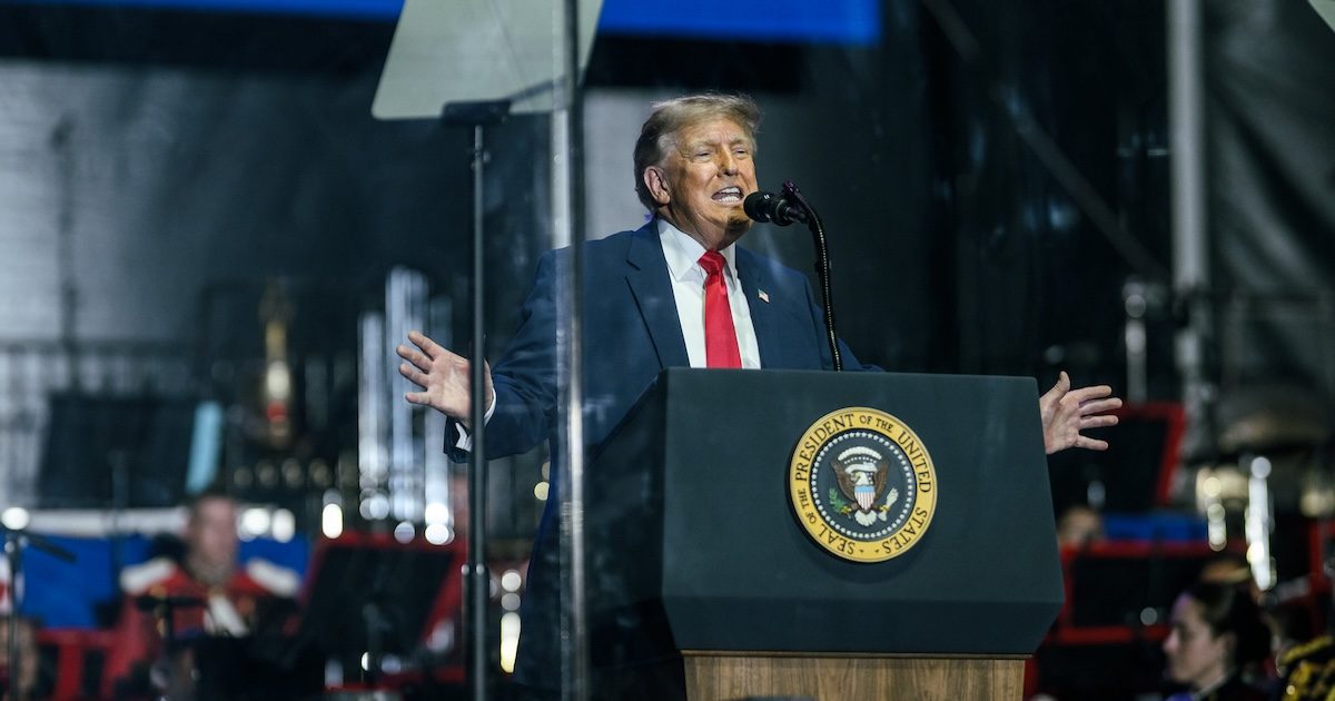 Atrás de um vidro à prova de bala, o Presidente Donald Trump participa na Great American State Fair, no National Mall, em Washington, a 24 de junho de 2026, no âmbito dos 250 anos do país. Foto © Casa Branca/Daniel Torok.