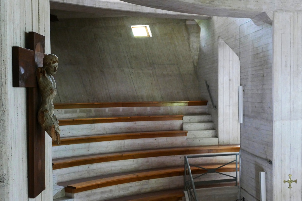 Cristo partido, na igreja monumental de Longarone, Itália, projetada pelo arq. Giovanni Michelucci, depois da tragédia ocorrida no dia 9 de outubro de 1963, na qual morreram cerca de 2000 pessoas.