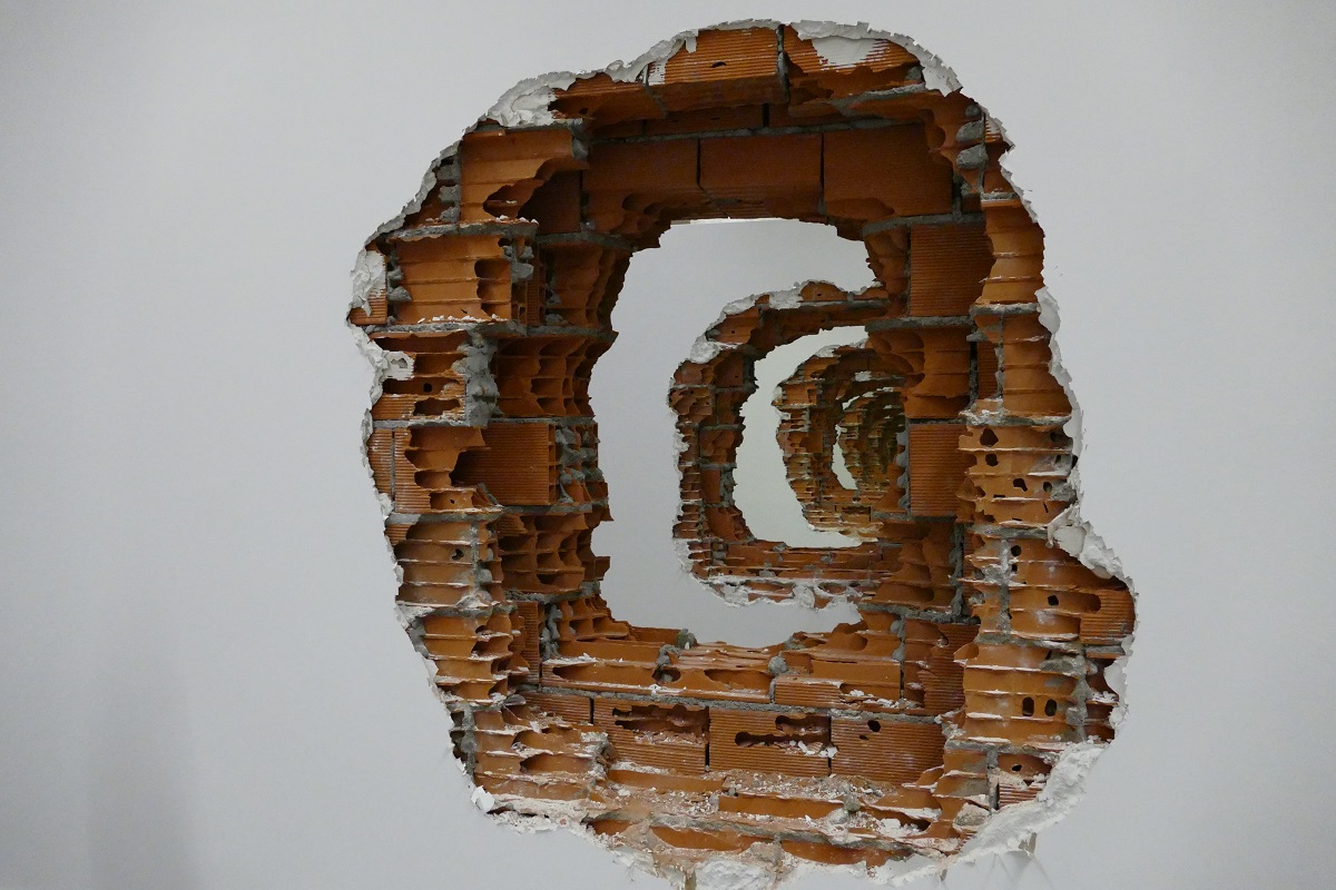 “NEXUS”, instalação imersiva (site-specific) de Vhils (Alexandre Farto)