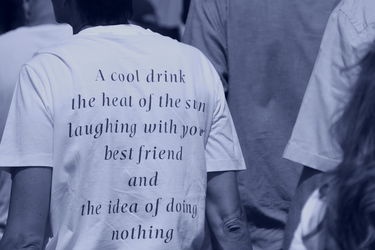 T-shirt de um jovem adulto.
