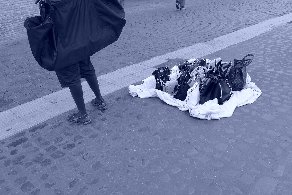 Migrante a vender produtos. Roma. 