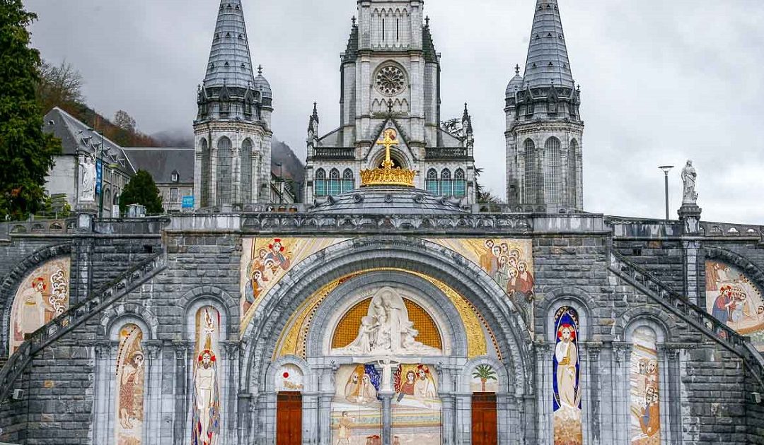 Mosaicos de Rupnik tapados em Lurdes para a visita do Papa. E se fosse em Fátima?