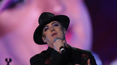 Boy George afastado do papel de Herodes em “Jesus Cristo Superstar” Boy George, numa imagem de arquivo de 2012. Foto © Eva Rinaldi, CC BY-SA 2.0 , via Wikimedia Commons.