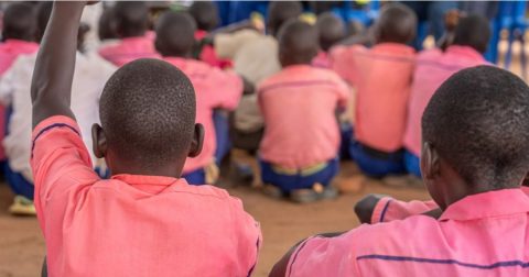 Crianças na escola, RD Congo. Foto WHO Natalie Ridgard