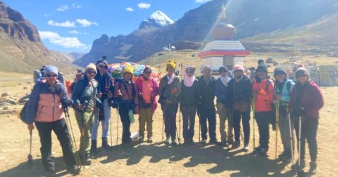Kailash, a montanha sagrada atingida pela tragédia no Nepal Grupo de peregrinos no monte Kailash. Foto Peregrine Treks