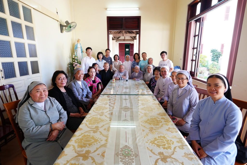 Irmãs de S. paulo de Chartres com antigos doentes de lepra no Vietnam. Foto Hoi Ban Nguoi Cui