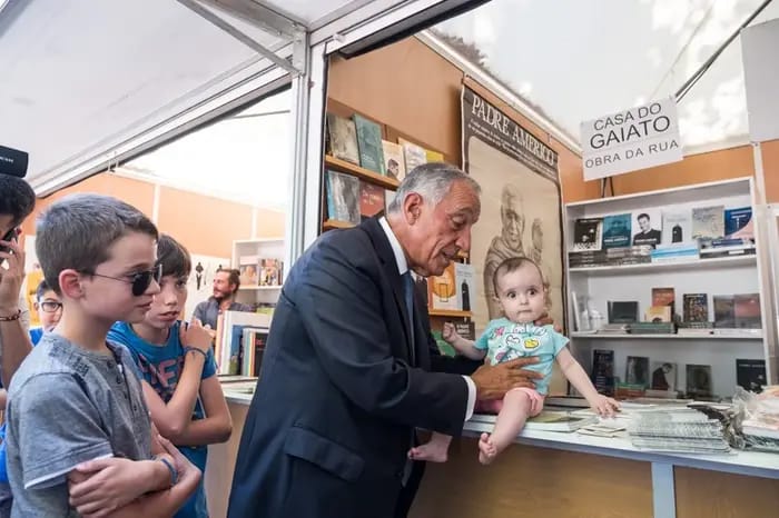 Marcelo Rebelo de Sousa no stand da editorial Casa do Gaiato, em 2017. Foto DR