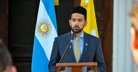 Marwan Gill discursa numa cerimónia inter-religiosa de homenagem ao Papa Francisco, na catedral de Paraná (Argentina) em Junho de 2025. DR