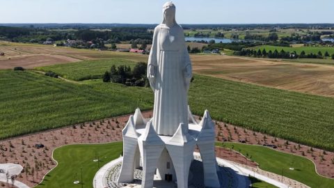 Inaugurada na Polónia imagem de Maria com 55,6 metros de altura Nossa Senhora. Polónia