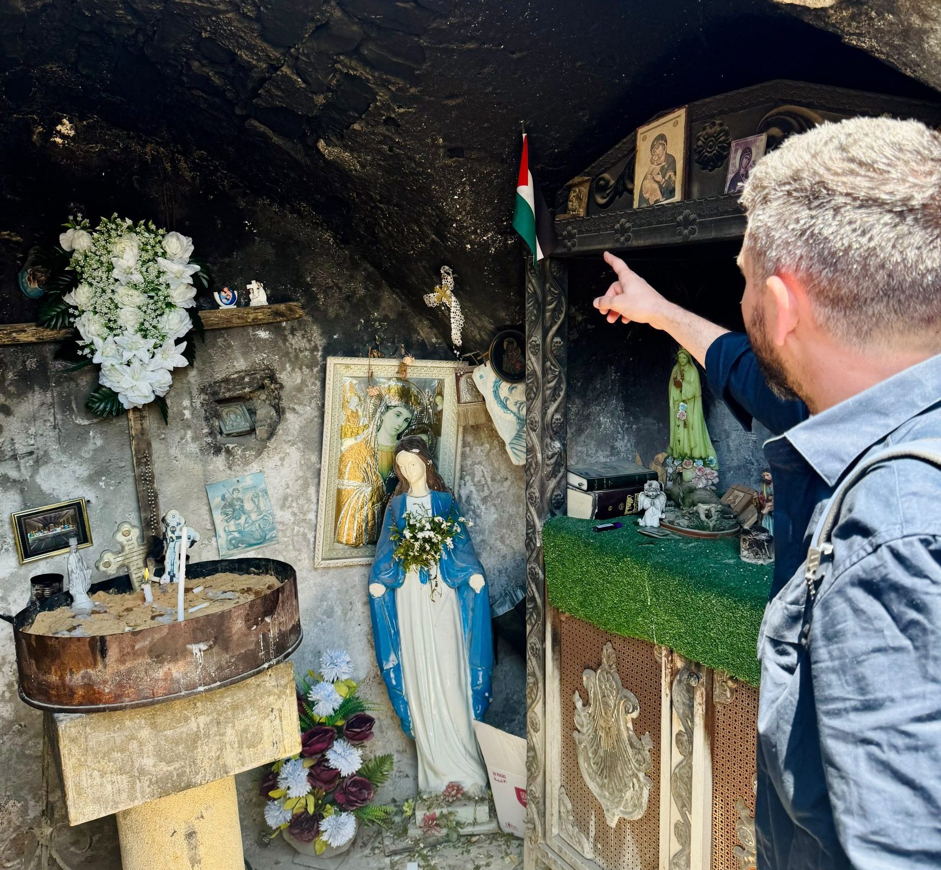 Cripta das ruínas da igreja de São Jorge (Al-Khader), do século V, onde se vê uma bandeira palestiniana
