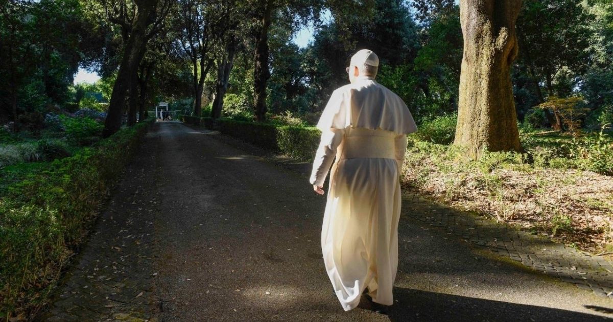 Papa Leão XIV durante uma visita ao Borgo Laudato Si', em Castel Gandolfo. Foto Vatican Media