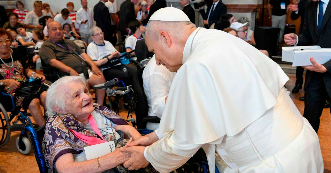 Papa encontrou-se com doentes e reclusos apoiados pela Cáritas local. Foto © Vatican Media