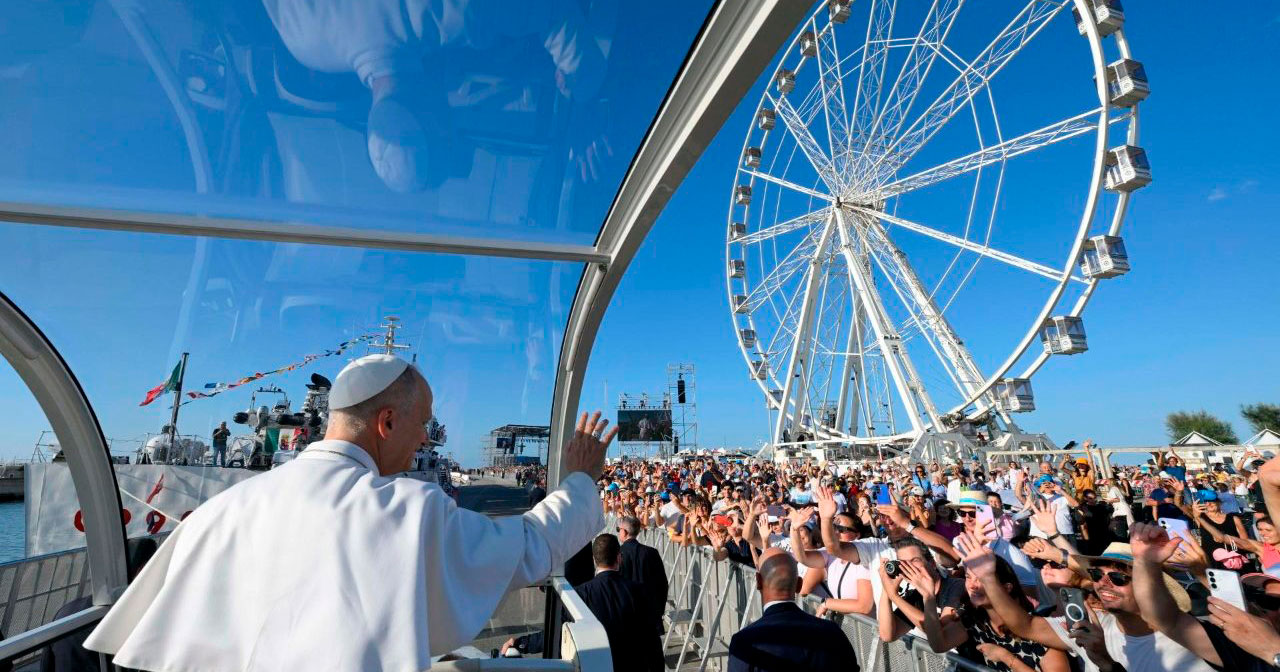 Papa encerrou a visita com a Eucaristia no Porto de Rimini. Foto © Vatican Media